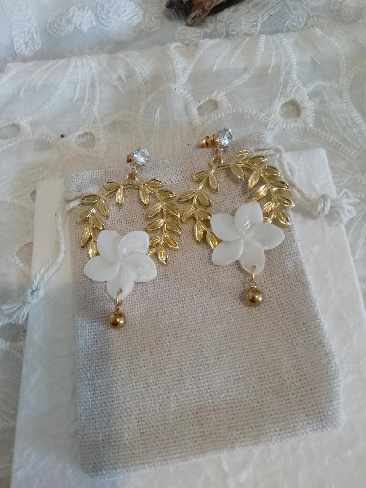 Boucles d'oreilles bohèmes fleurs de n'acre blanche